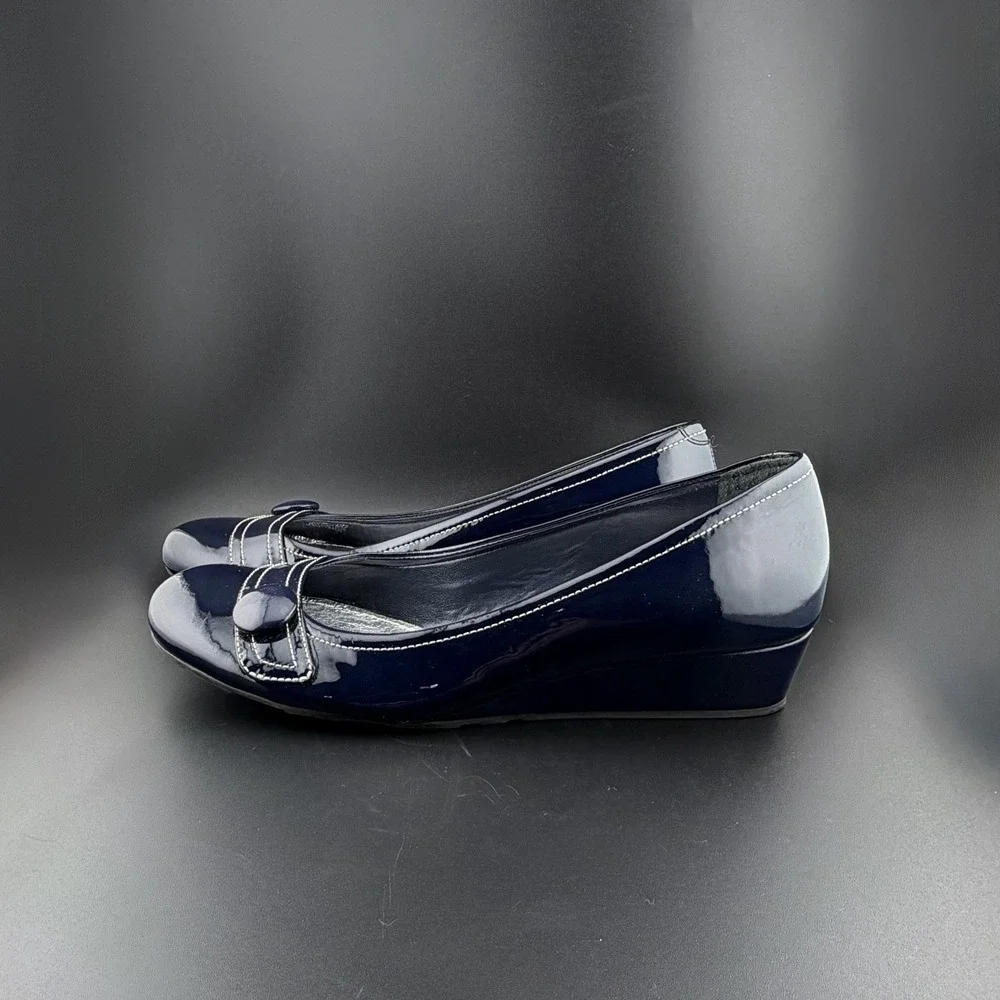 Gianni Bini Women's Navy Blue 8M Patent Leather Wedge Heels Button Detail New - Picture 5 of 7